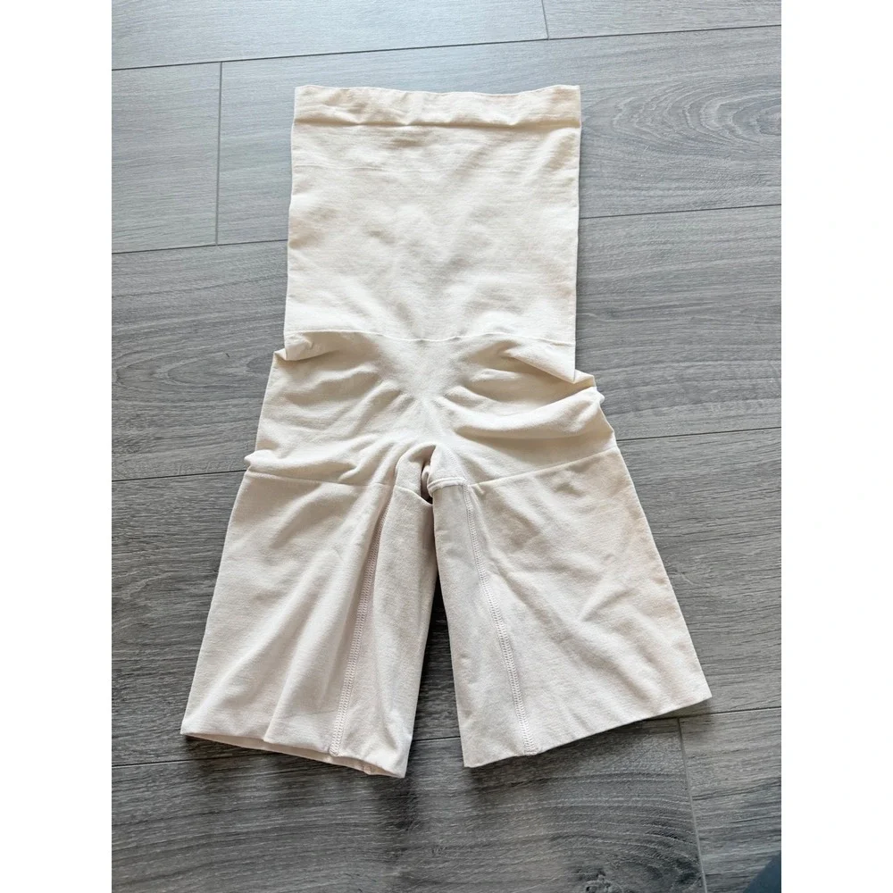 Spanx Women's High-Waisted Shaping Shorts M Nude Seamless Tummy Control‎